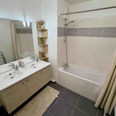 Modern 3-bedroom For 7 With Terrace & Parking 10min * Le Lavandou