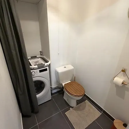 Modern 3-bedroom For 7 With Terrace & Parking 10min Сasa de vacaciones *